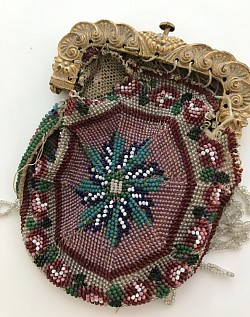 sometimes a small treasure is in bad shape 1800’s beaded pie crust coin purse with pinch beck frame