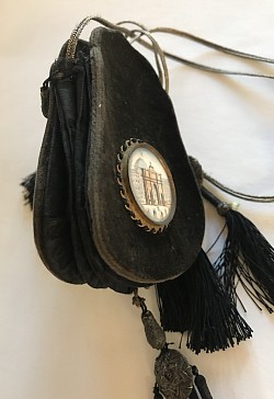 Side view grand tour purse.  pursemuseum2.com