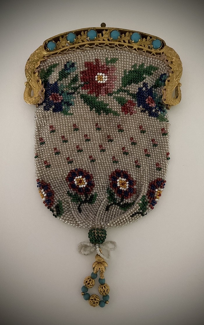 beaded Regency Era sovereign purse with guilt frame probably French