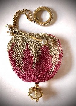 Regency Bar/Finger Ring closure on netted miser with pearl accents  pursemuseum2.com